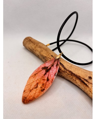 COLLAR ARTESANO DE HOJA NATURAL ESQUELETIZADA