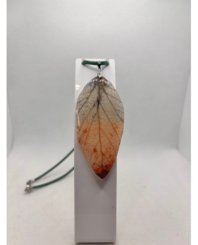 COLLAR ARTESANO DE HOJA NATURAL ESQUELETIZADA