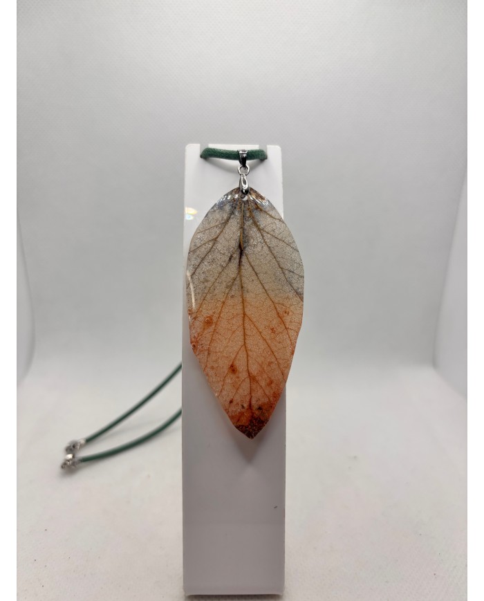 COLLAR ARTESANO DE HOJA NATURAL ESQUELETIZADA