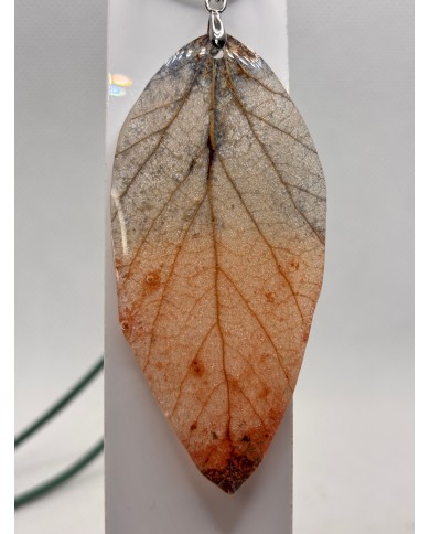 COLLAR ARTESANO DE HOJA NATURAL ESQUELETIZADA