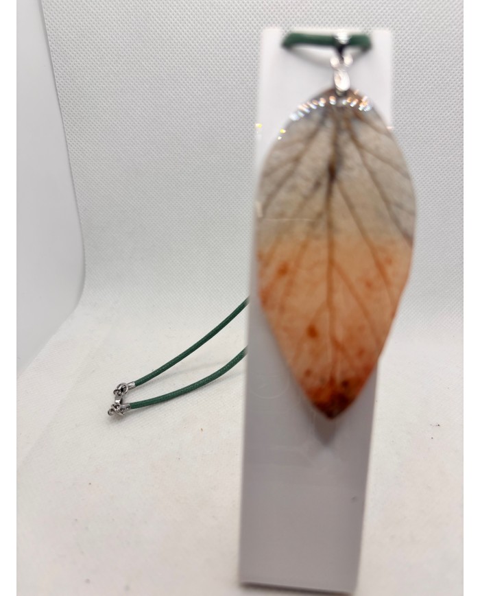 COLLAR ARTESANO DE HOJA NATURAL ESQUELETIZADA