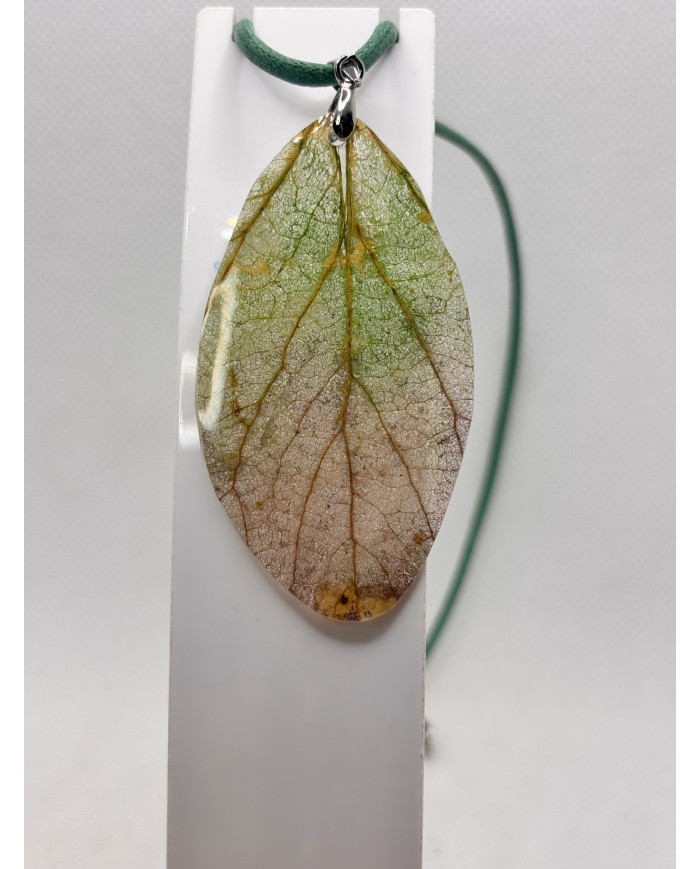 COLLAR ARTESANO DE HOJA NATURAL ESQUELETIZADA