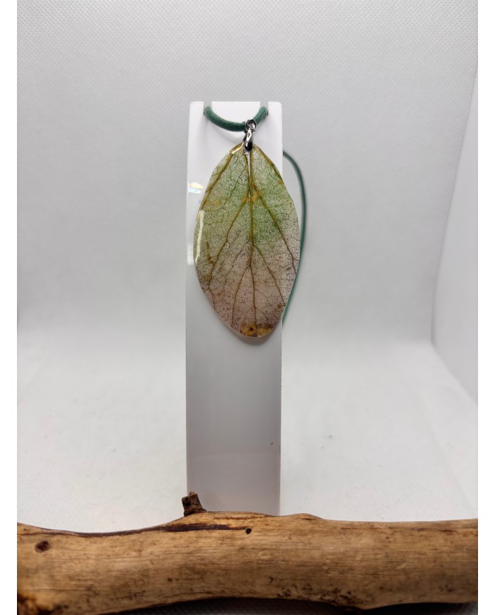 COLLAR ARTESANO DE HOJA NATURAL ESQUELETIZADA