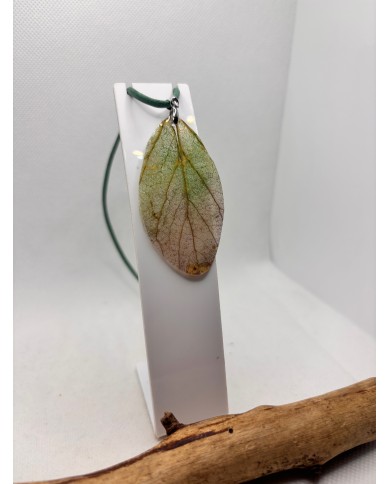 COLLAR ARTESANO DE HOJA NATURAL ESQUELETIZADA