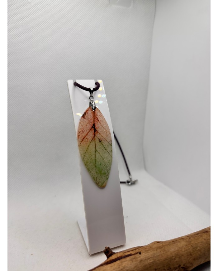 COLLAR ARTESANO DE HOJA NATURAL ESQUELETIZADA