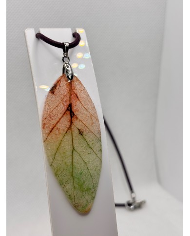 COLLAR ARTESANO DE HOJA NATURAL ESQUELETIZADA