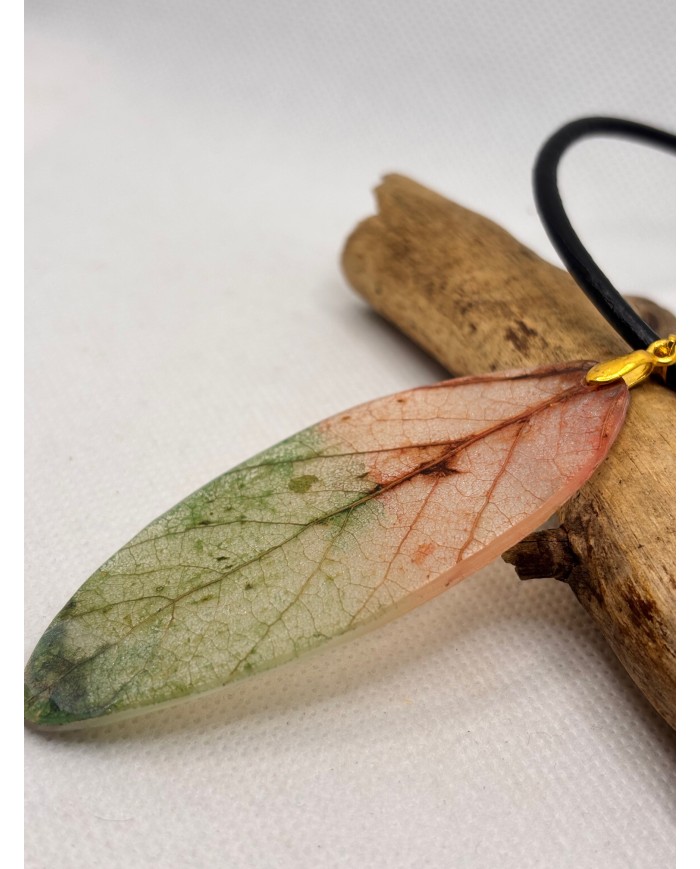COLLAR ARTESANO DE HOJA NATURAL ESQUELETIZADA