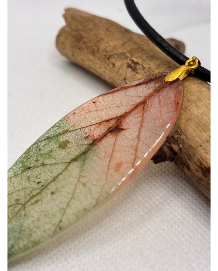 COLLAR ARTESANO DE HOJA NATURAL ESQUELETIZADA