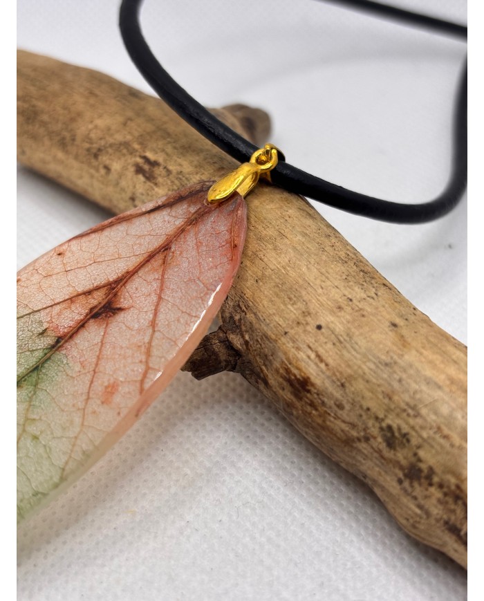 COLLAR ARTESANO DE HOJA NATURAL ESQUELETIZADA