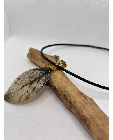 COLLAR ARTESANO DE HOJA NATURAL ESQUELETIZADA