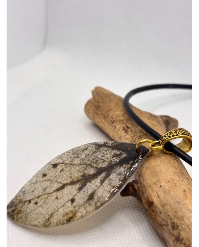 COLLAR ARTESANO DE HOJA NATURAL ESQUELETIZADA