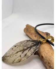 COLLAR ARTESANO DE HOJA NATURAL ESQUELETIZADA