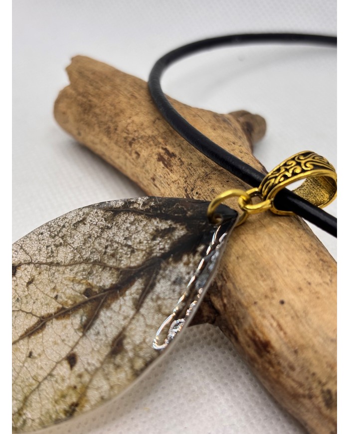 COLLAR ARTESANO DE HOJA NATURAL ESQUELETIZADA