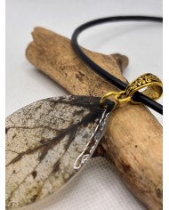 COLLAR ARTESANO DE HOJA NATURAL ESQUELETIZADA