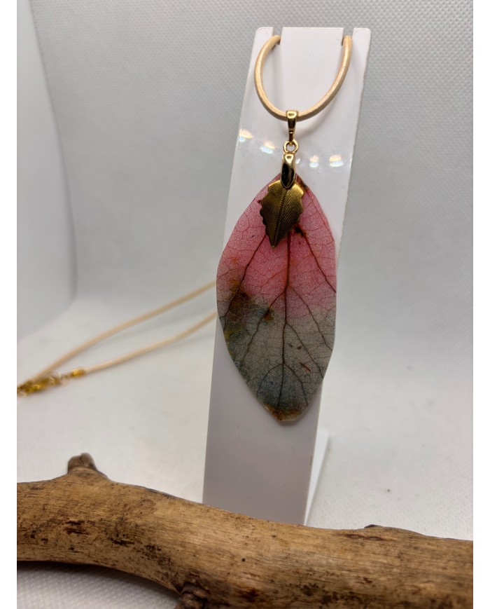 COLLAR ARTESANO DE HOJA NATURAL ESQUELETIZADA