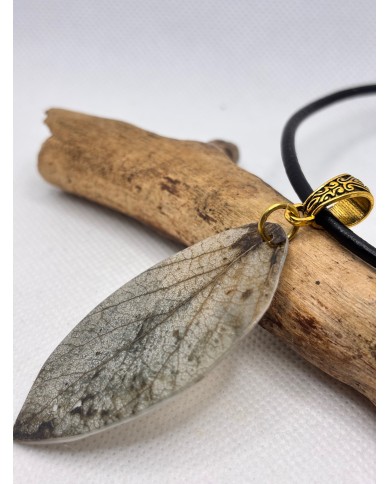 COLLAR ARTESANO DE HOJA NATURAL ESQUELETIZADA