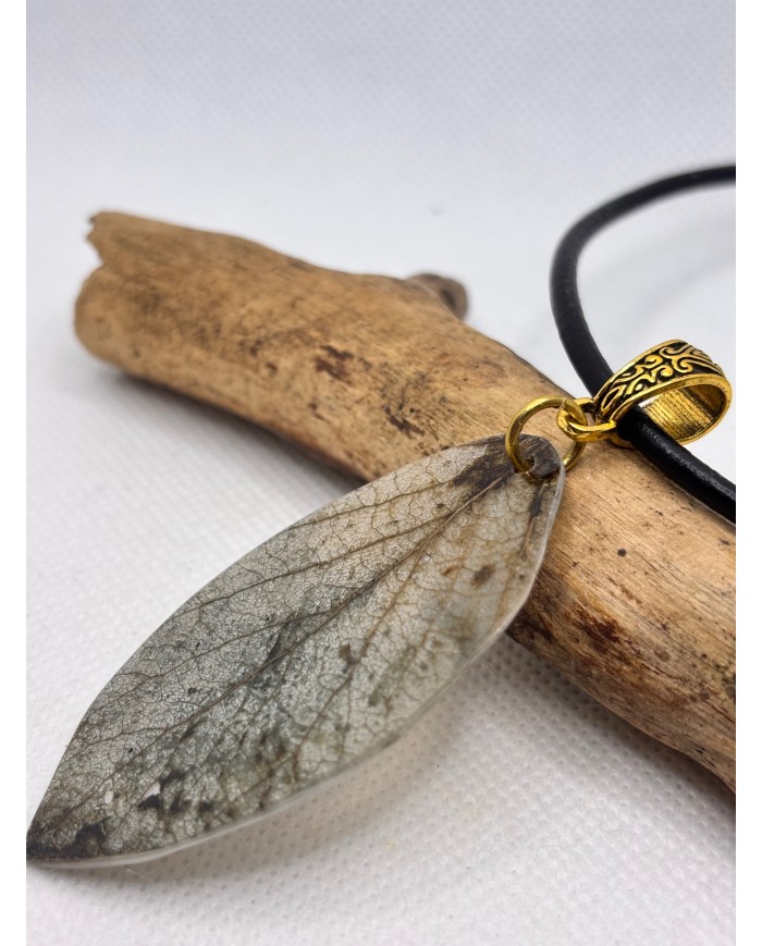 COLLAR ARTESANO DE HOJA NATURAL ESQUELETIZADA