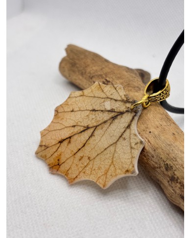 COLLAR ARTESANO DE HOJA NATURAL ESQUELETIZADA