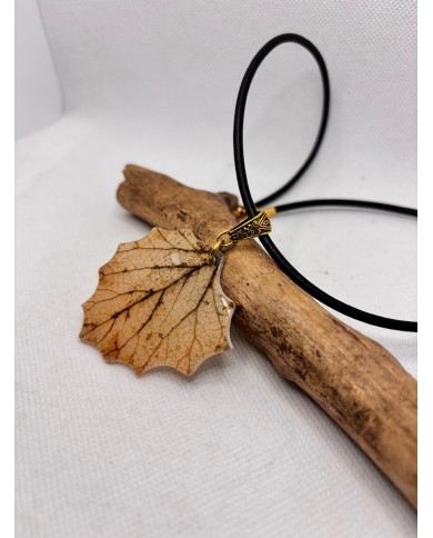 COLLAR ARTESANO DE HOJA NATURAL ESQUELETIZADA