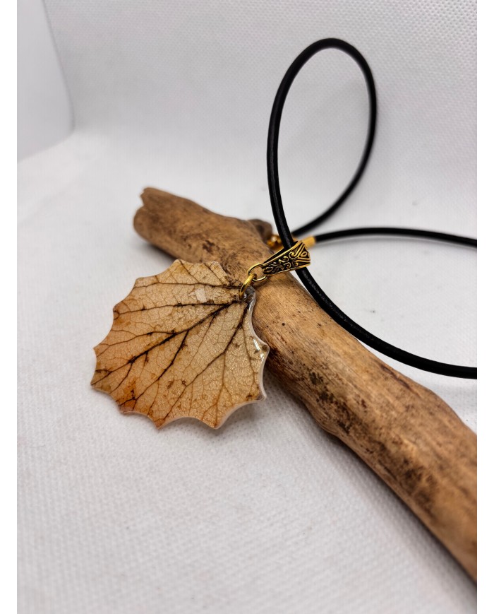 COLLAR ARTESANO DE HOJA NATURAL ESQUELETIZADA