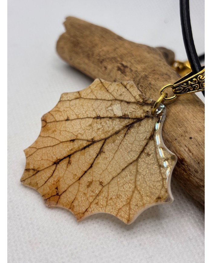 COLLAR ARTESANO DE HOJA NATURAL ESQUELETIZADA