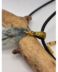 COLLAR ARTESANO DE HOJA NATURAL ESQUELETIZADA
