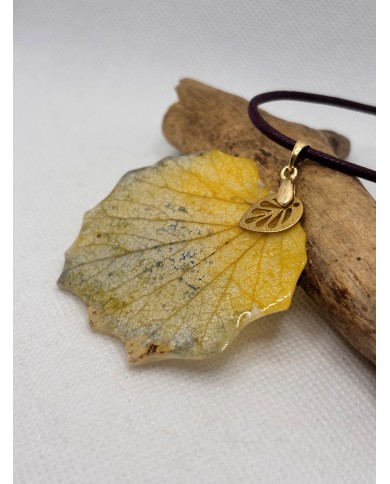 COLLAR ARTESANO DE HOJA NATURAL ESQUELETIZADA