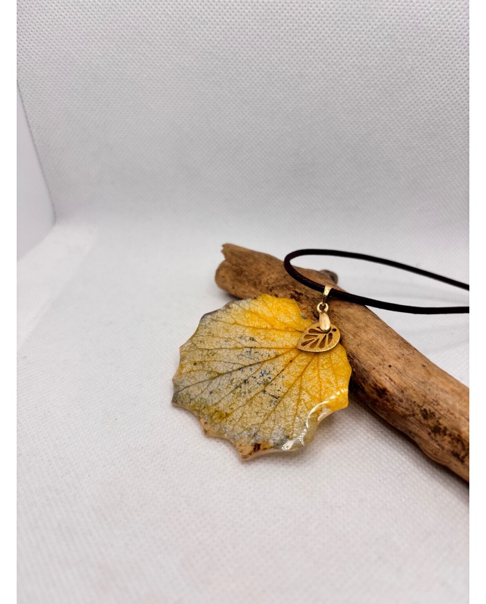 COLLAR ARTESANO DE HOJA NATURAL ESQUELETIZADA