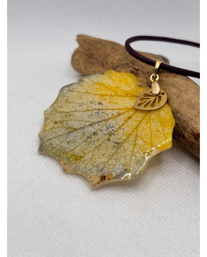 COLLAR ARTESANO DE HOJA NATURAL ESQUELETIZADA