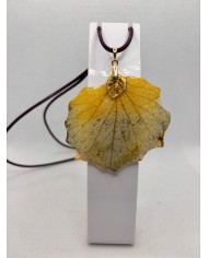 COLLAR ARTESANO DE HOJA NATURAL ESQUELETIZADA