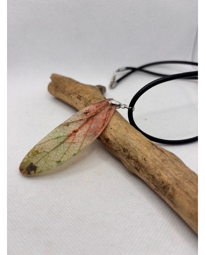 COLLAR ARTESANO DE HOJA NATURAL ESQUELETIZADA
