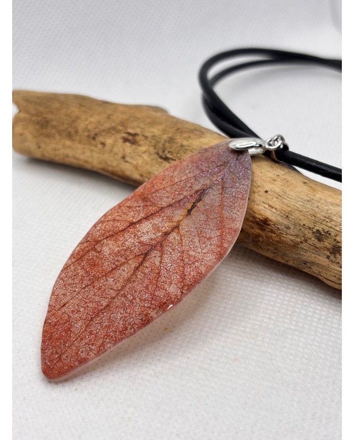 COLLAR ARTESANO DE HOJA NATURAL ESQUELETIZADA