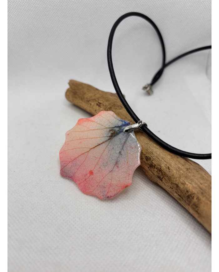COLLAR ARTESANO DE HOJA NATURAL ESQUELETIZADA