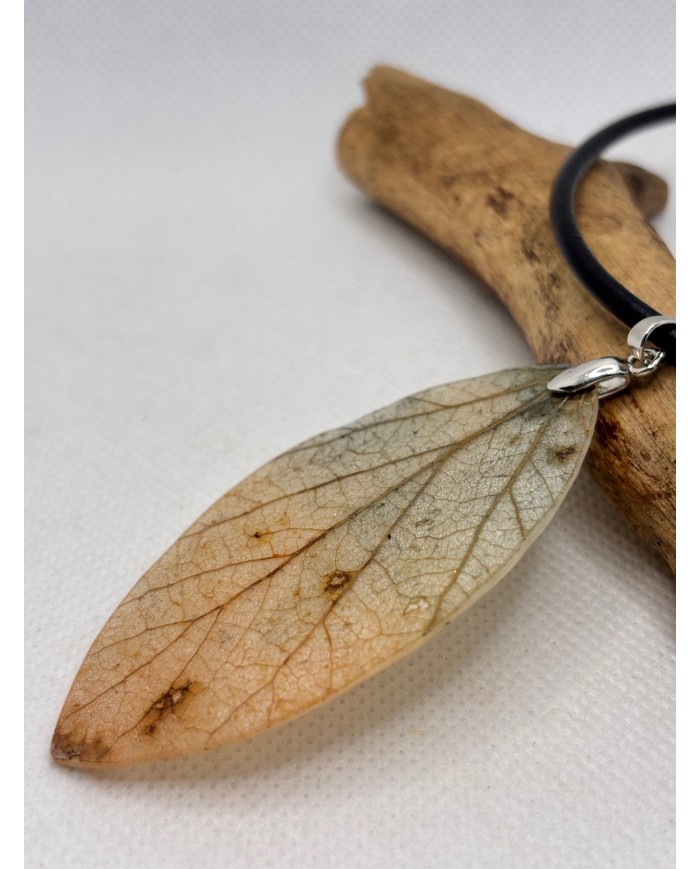 COLLAR ARTESANO DE HOJA  NATURAL ESQUELETIZADA