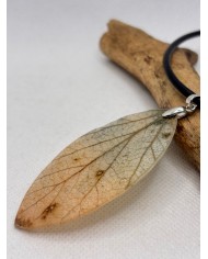COLLAR ARTESANO DE HOJA NATURAL ESQUELETIZADA