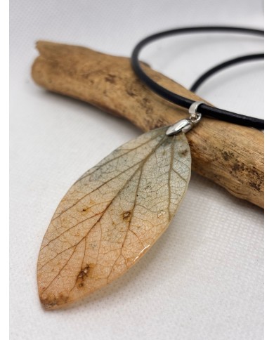 COLLAR ARTESANO DE HOJA  NATURAL ESQUELETIZADA
