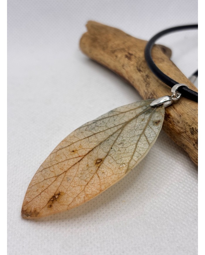 COLLAR ARTESANO DE HOJA  NATURAL ESQUELETIZADA