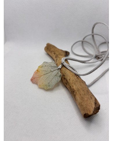 COLLAR ARTESANO DE HOJA NATURAL ESQUELETIZADA