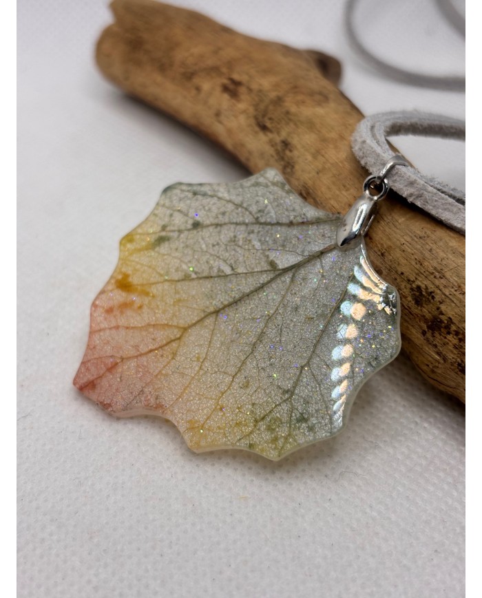 COLLAR ARTESANO DE HOJA NATURAL ESQUELETIZADA