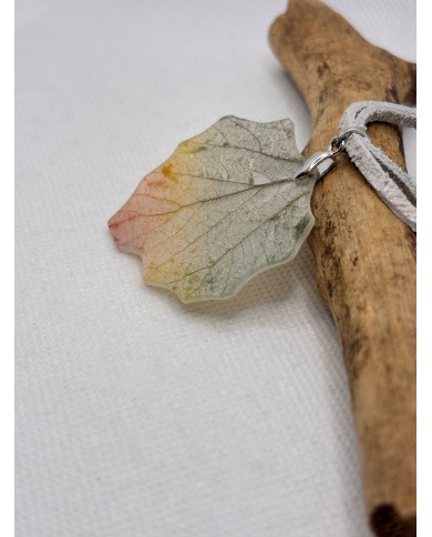 COLLAR ARTESANO DE HOJA NATURAL ESQUELETIZADA
