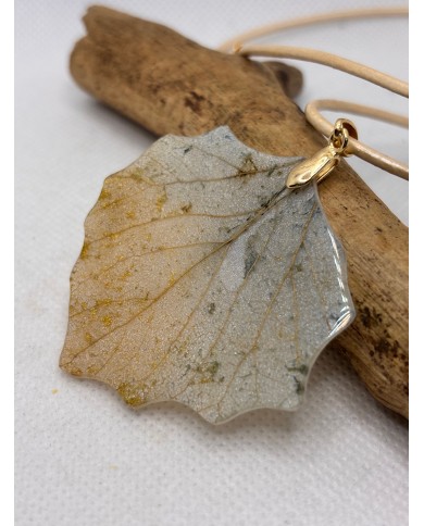 COLLAR ARTESANO DE HOJA NATURAL ESQUELETIZADA