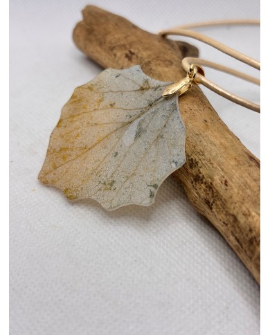 COLLAR ARTESANO DE HOJA NATURAL ESQUELETIZADA