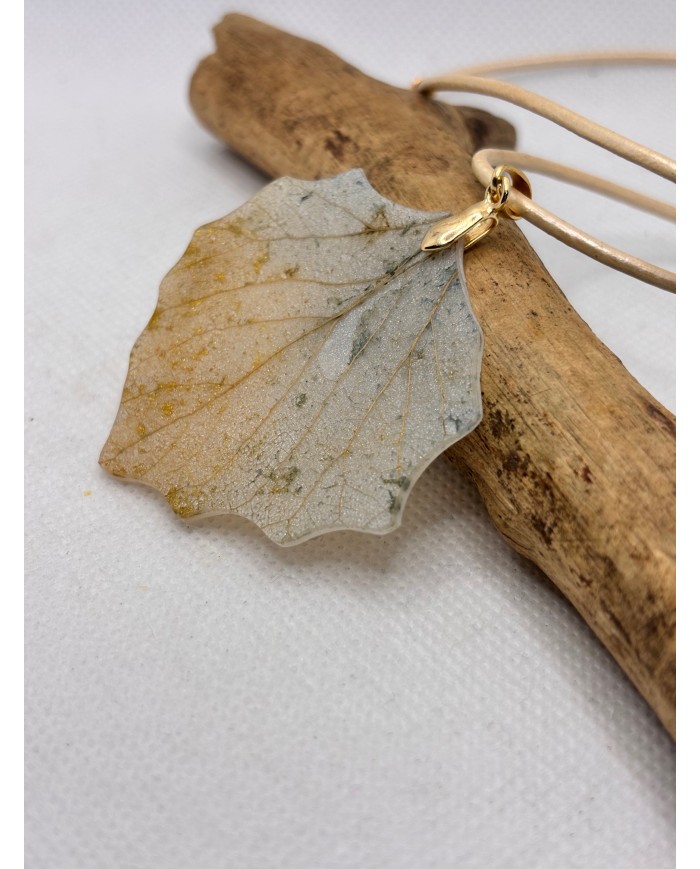 COLLAR ARTESANO DE HOJA NATURAL ESQUELETIZADA