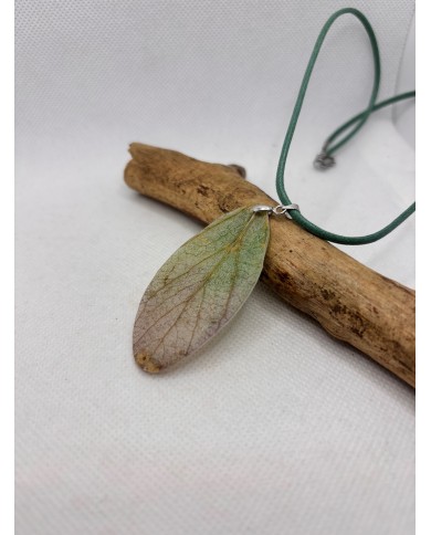 COLLAR ARTESANO DE HOJA  NATURAL ESQUELETIZADA