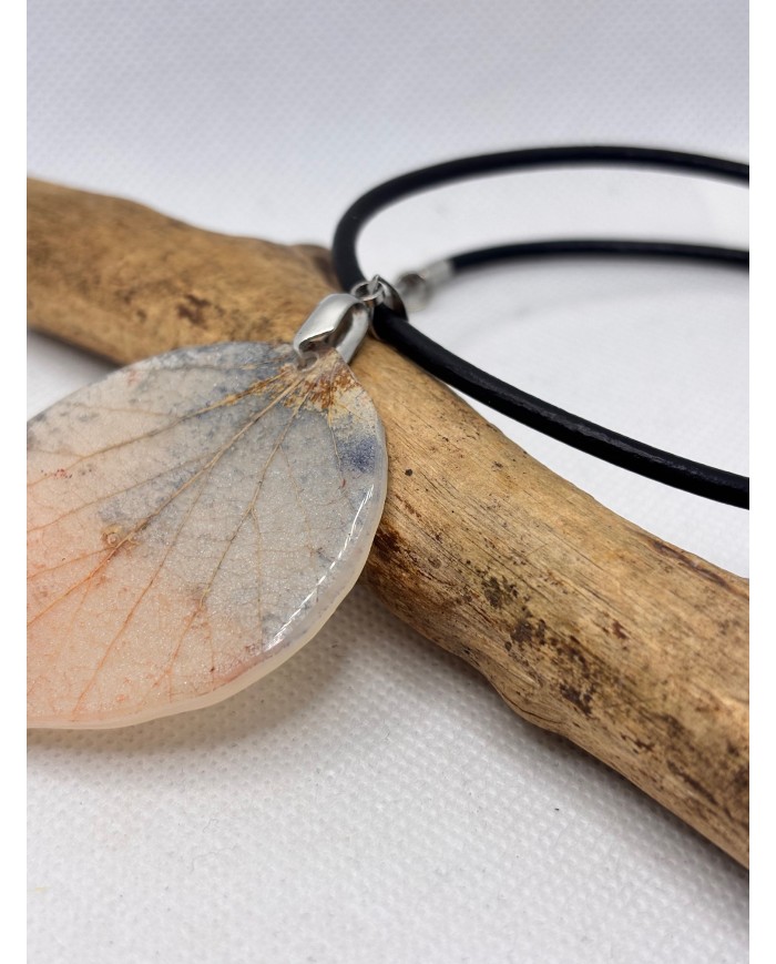 COLLAR ARTESANO DE HOJA NATURAL ESQUELETIZADA