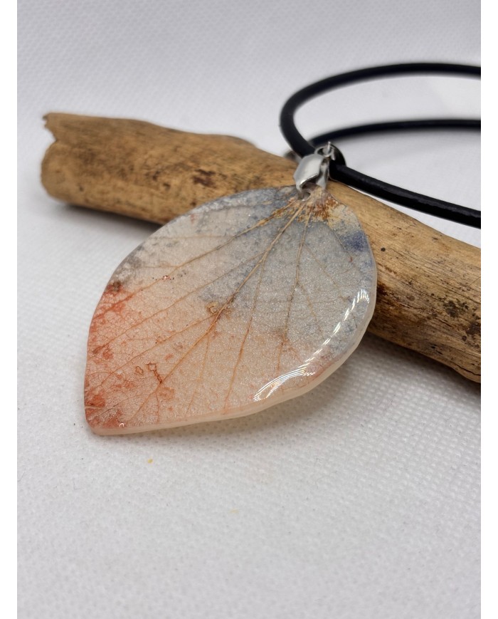 COLLAR ARTESANO DE HOJA NATURAL ESQUELETIZADA