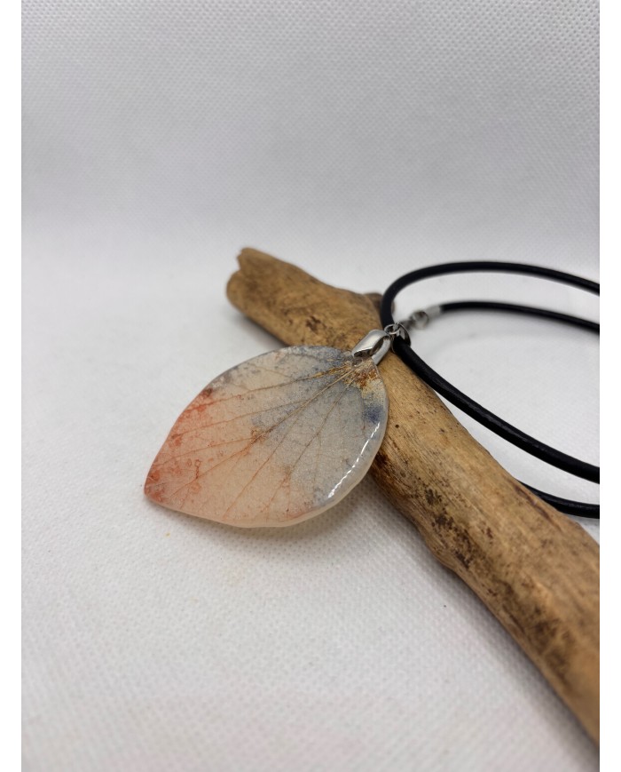 COLLAR ARTESANO DE HOJA NATURAL ESQUELETIZADA
