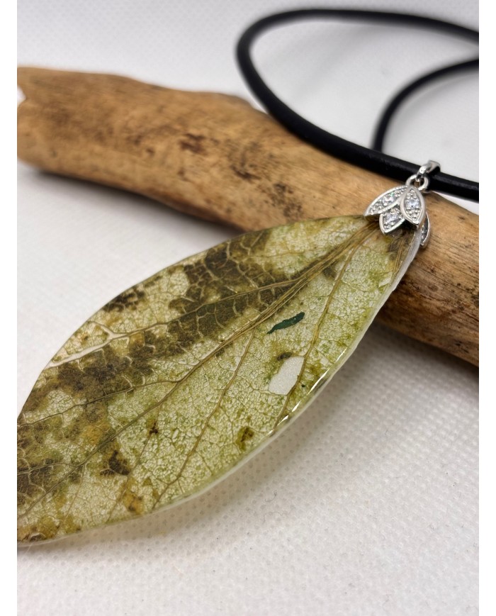 COLLAR ARTESANO DE HOJA NATURAL ESQUELETIZADA