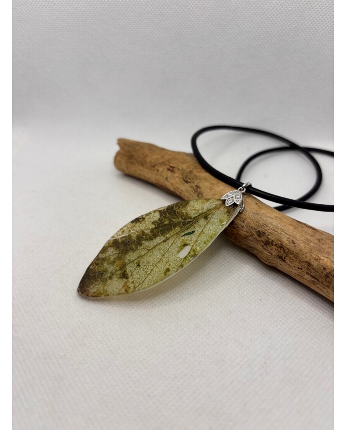 COLLAR ARTESANO DE HOJA NATURAL ESQUELETIZADA