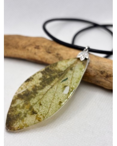 COLLAR ARTESANO DE HOJA NATURAL ESQUELETIZADA